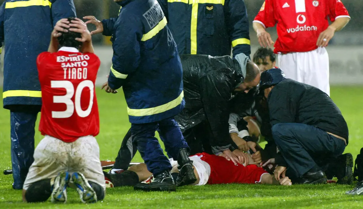 Punggawa Benfica, Miklos Feher pingsan saat bertanding melawan Victoria pada 25 Januari 2004 silam. Sayangnya saat tengah malam, ia dinyatakan meninggal dunia karena serangan jantung. (Foto: AFP/record/Luis Viera)