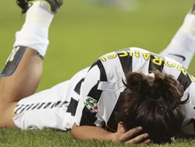 Gelandang Juventus, Mauro German Camoranesi tergeletak seusai disikut bek Napoli, Matteo Contini dalam lanjutan Serie A yang digelar di Olympic Stadium, 31 Oktober 2009. Juve kalah 2-3. AFP PHOTO/EMILIO ANDREOLI 