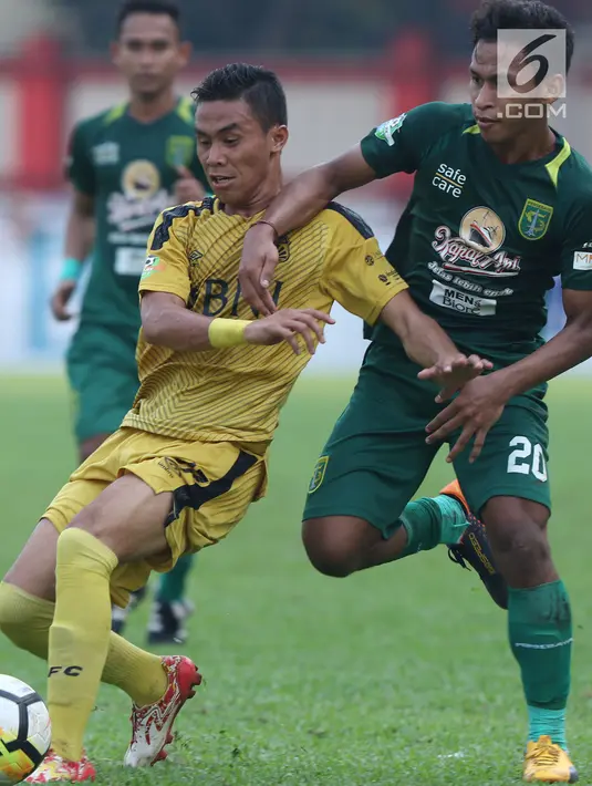 Pemain Persebaya, Osvaldo Haay (kanan) berebut bola dengan pemain Bhayangkara FC pada lanjutan Go-Jek Liga 1 Indonesia bersama Bukalapak di Lapangan PTIK, Jakarta, Rabu (11/7). Babak pertama, Bhayangkara FC unggul 2-1. (Liputan6.com/Helmi Fthriansyah)