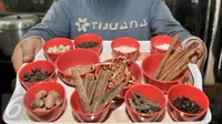 Bahan dasar rempah-rempah yang digunakan dalam pembuatan minuman khas Betawi bir pletok, Jakarta, Senin (6/2). (Liputan6.com/Yoppy Renato)