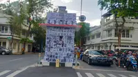 Poster berisi berbagai gambar dan tulisan berisi tuntutan keadilan bagi korban tragedi Kanjuruhan menutup pos polisi Kayutangan Malang pada Kamis, 12 Januari 2023 (Liputan6.com/Zainul Arifin)