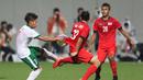 Pemain Indonesia U-23, Ahmad nufiandani (kiri), berebut bola dengan pemain Singapura U-23. (Bola.com/Arief Bagus)