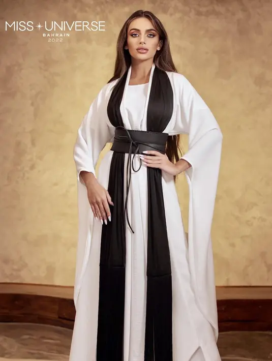 Khalifa mengenakan abaya hitam dan putih modern karya desainer Dubai Harvey Cenit. [@evlin_khalifa]