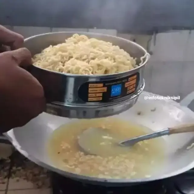 6 Perlengkapan Tukang Bangunan Jadi Alat Masak dan Wadah Makan Ini Kocak