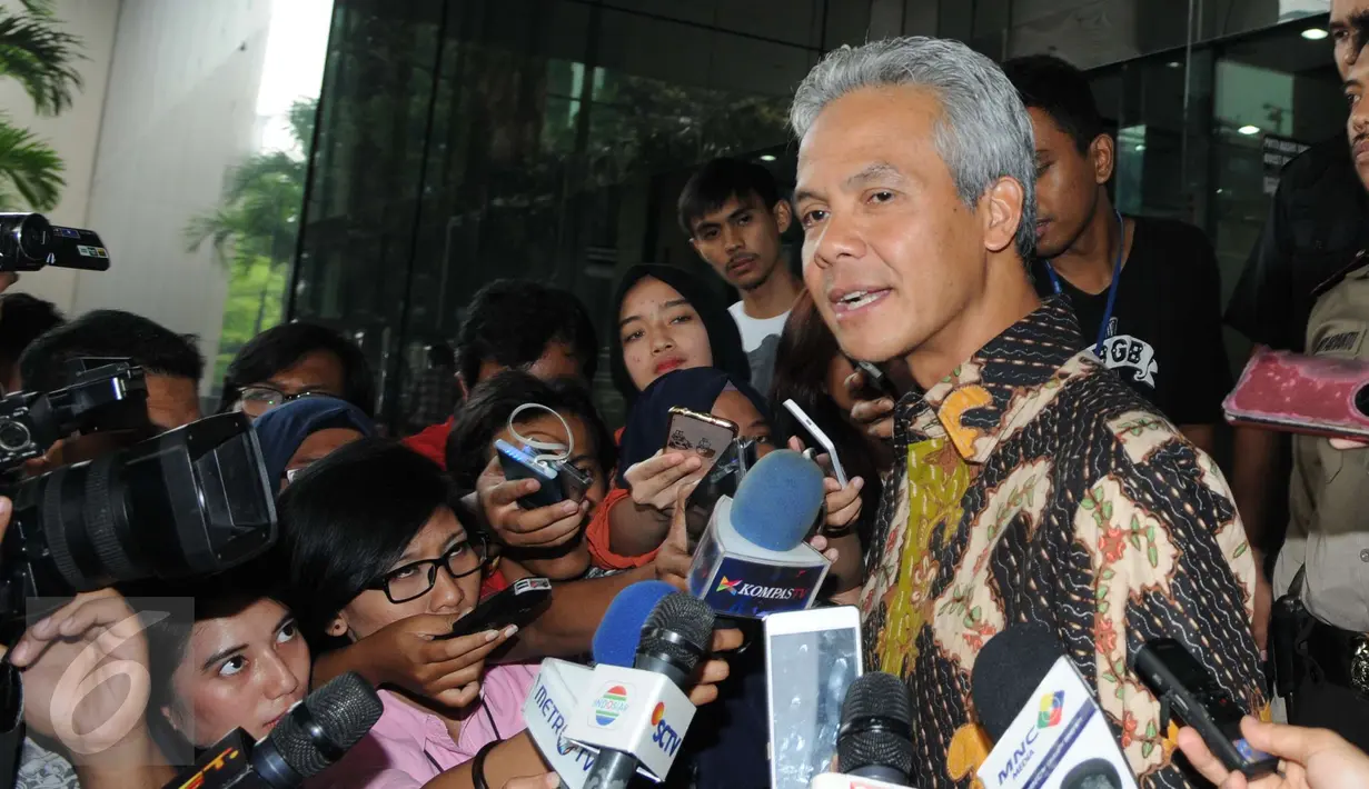 Gubernur Jawa Tengah Ganjar Pranowo memberikan keterangan di Gedung KPK, Jakarta, Rabu (7/12). Ganjar dimintai kesaksian sesuai kapasitasnya sebagai mantan anggota Komisi II DPR ketika proyek e-KTP dilaksanakan. (Liputan6.com/Helmi Afandi)