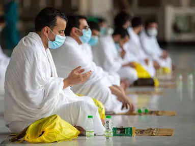 Para jemaah haji berdoa di Masjidil Haram di Makkah, Arab Saudi (29/7/2020). Para jemaah haji pada Rabu (29/7) memulai hari pertama rangkaian ibadah haji tersebut di kota suci Makkah, Arab Saudi, demikian diungkapkan oleh Kementerian Media Arab Saudi. (Xinhua/Kementerian Media Arab Saudi)