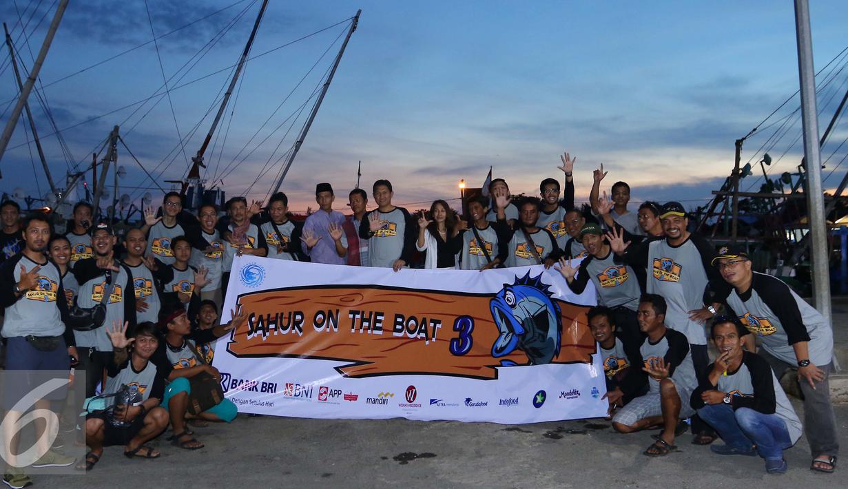 Jurnalis Joran  Indonesia (Jojoners) usai memberikan paket Ramadan kepada warga pesisir Pelabuhan Karangantu, Banten, Sabtu (11/6). Kegiatan ini mengedepankan kepedulian terhadap sesama. Dengan memberikan santunan berupa uang, alat ibadah. (Dok/Jojoners)