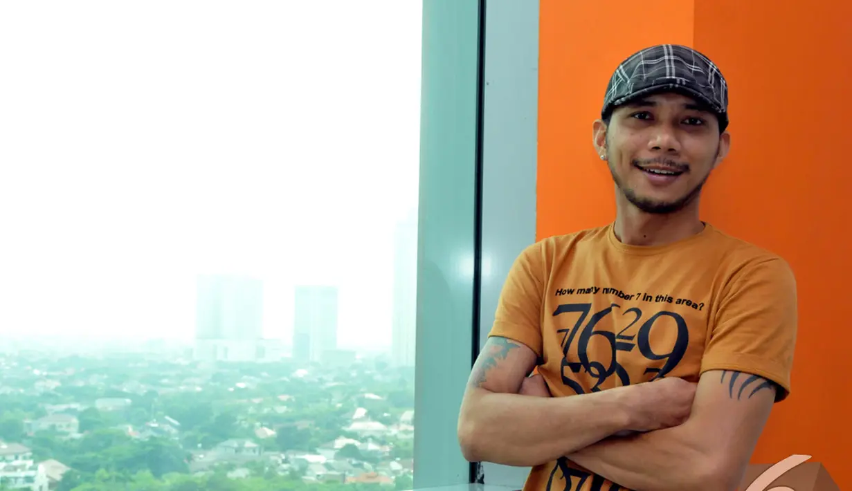 Usai dipecat dari kesatuannya, Norman Kamaru langsung membuat tato ditangannya. menueur Norman, tato yang dibuatnya sebagai lampiasan sakit hatinya karena dipecat, Jakarta. Foto diambil pada Jumat (21/11/2014). (Liputan6.com/Panji Diksana)