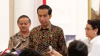 Presiden Joko Widodo menjawab pertanyaan wartawan usai menggelar pertemuan dengan Dubes RI untuk Brasil Toto Riyanto dan Menlu Retno LP Marsudi di Istana Merdeka, Jakarta, Selasa (24/2/2015). (Liputan6.com/Faizal Fanani)