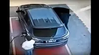 Modus yang dilakukan oleh pencuri di Jakarta, adalah mencuri barang-barang di mobil yang sedang isi bensin.