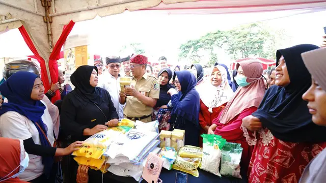 Ratusan Warga Banyuwangi Antusias Belanja di Pasar Murah