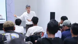 Ketua Komite Wasit PSSI, Yoshimi Ogawa, memberikan pemaparan dalam acara Refeering Workshop for Media yang digelar di Sekretariat PSSI Pers, Jakarta, pada Kamis (23/4/2026). (Bola.com/M Iqbal Ichsan)