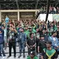 Ribuan suporter Persebaya Surabaya (Bonek) memadati Stadion Tugu, Koja, Jakarta Utara, Selasa (2/8). Mereka datang secara bergelombang sejak Senin dengan menamakan Gerakan 'Aksi Geruduk Jakarta'. (Liputan6.com/Yoppy Renato)