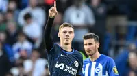 Cole Palmer menyumbangkan satu dari dua gol Chelsea ke gawang Brighton and Hove Albion pada laga pekan ke-34 Premier League di&nbsp;American Express Stadium, Kamis (16/5/2024) dini hari WIB. (AFP/Glyn Kirk)