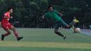 Aksi pemain Timnas Indonesia U-16 (kanan) menjangkau bola saat melawan Top Skor U-16  pada laga uji coba di Lapangan Atang Sutresna, Cijantung, Kamis (10/5/2018). Tim Top Skor U-16 menang 2-0 atas Timnas Indonesia U-16. (Bola.com/Nick Hanoatubun)