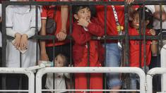 Suporter cilik saat menyaksikan secara langsung pertandingan Timnas Indonesia vs Jepang pada laga Grup C putaran ketiga Kualifikasi Piala Dunia 2026 Zona Asia di Stadion Utama Gelora Bung Karno, Jakarta, Jumat (15/11/2024). (Bola.com.M Iqbal Ichsan)