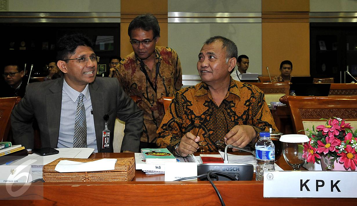 Wakil Ketua KPK Laode M Syarif (kiri) dan Ketua KPK Agus Raharjo berbincang sebelum mengikuti rapat dengar pendapat (RDP) dengan Komisi III di Kompleks Parlemen, Jakarta, Rabu (27/1/2016). Rapat terkait legislasi dan pengawasan. (Liputan6/Johan Tallo)
