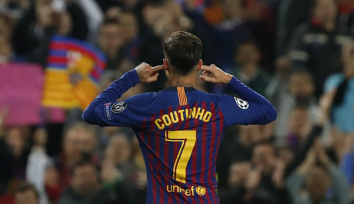 Gelandang Barcelona, Philippe Coutinho, melakukan selebrasi usai membobol gawang Manchester United pada laga Liga Champions 2019 di Stadion Camp Nou, Selasa (16/4). Barcelona menang 3-0 atas Manchester United. (AP/Joan Monfort)