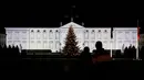 Pengunjung menikmati pemandangan Istana Bellevue dalam pertunjukan proyeksi cahaya di Berlin, ibu kota Jerman, pada 17 Desember 2020. Pertunjukan cahaya bertema "Lichtblick" (Seberkas Harapan) ini digelar di Istana Bellevue di Berlin. (Xinhua/Shan Yuqi)