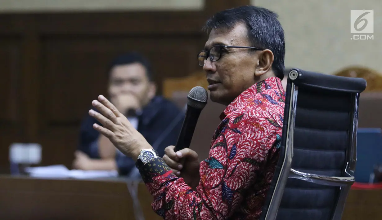 Mantan Gubernur Sumatera Utara, Gatot Pujo Nugroho menjawab pertanyaan JPU KPK saat menjadi saksi pada sidang lanjutan kasus dugaan suap ketok palu DPRD Sumut periode 2009-2014 di Pengadilan Tipikor, Jakarta, Rabu (27/2). (Liputan6.com/Helmi Fithriansyah)