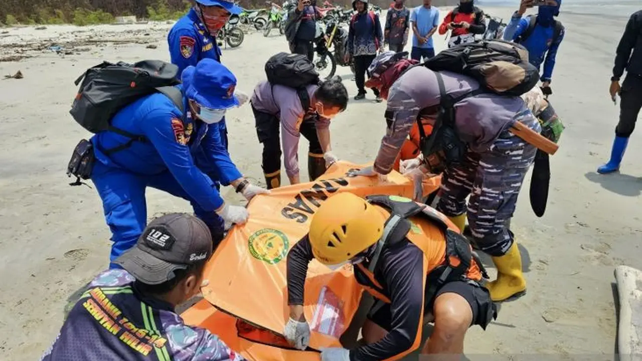 Tim SAR mengevakuasi dua jasad korban kecelakaan KM Virgo Transport 8, di perairan Kabupaten Seruyan, Kalimantan Tengah, Minggu (20/9/2026) (Istimewa)