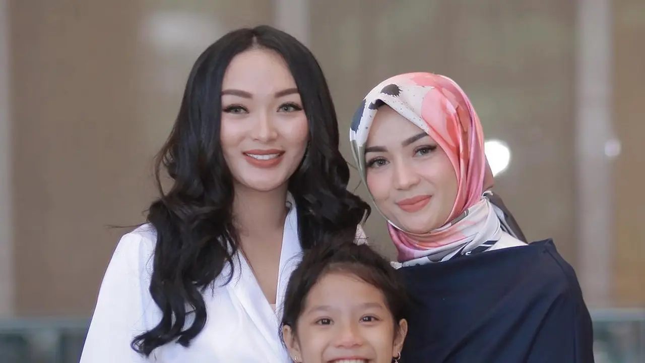 [Fimela] Zaskia Gotik dan Imel Putri Cahyati