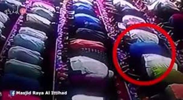 Pria berbaju biru meninggal saat sujud di rekaat terakhir salat tarawih | Copyright by merdeka.com