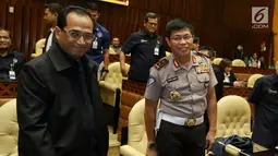 Menteri Perhubungan Budi Karya Sumadi bersiap mengikuti Rapat Kerja (Raker) dengan Komisi V membahas  permasalahan transportasi berbasis online di Kompleks Parlemen MPR/DPR-DPD, Senayan, Jakarta, Senin (28/5). (Liputan6.com/Johan Tallo)