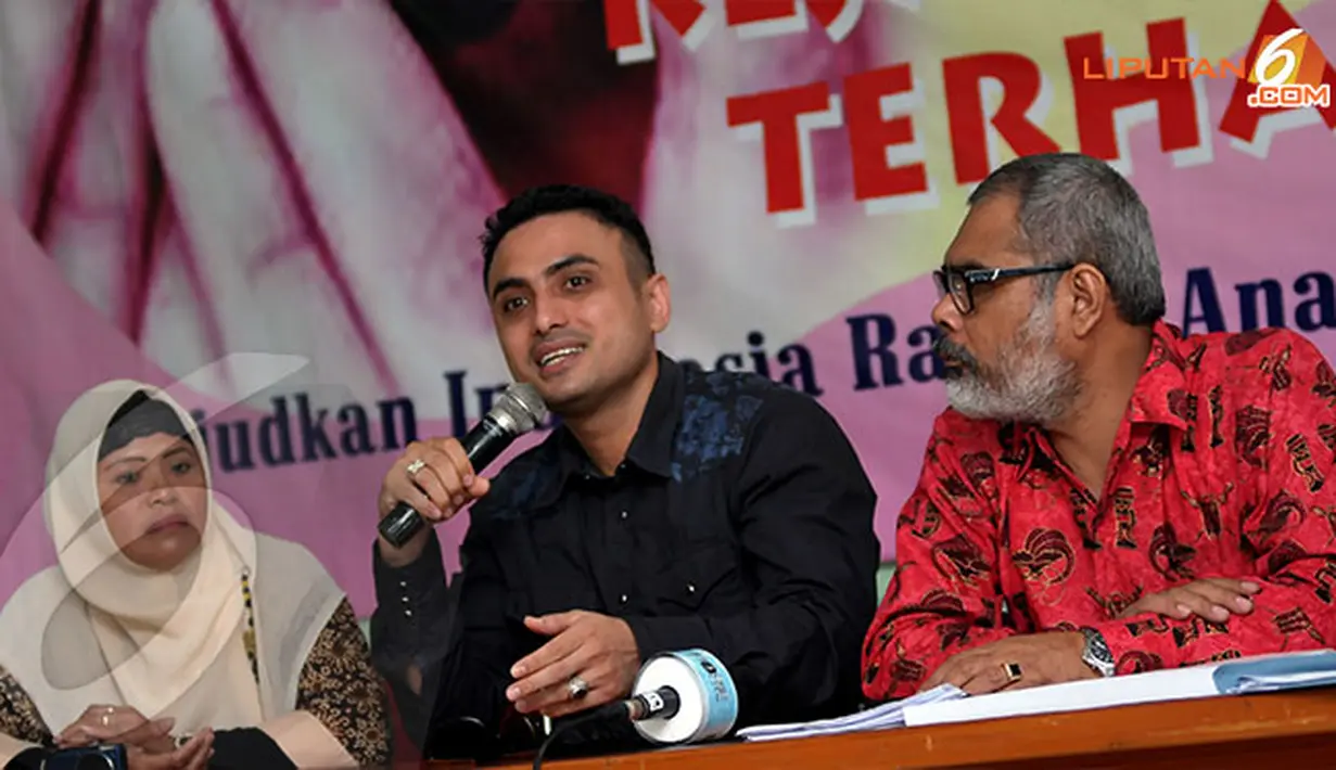 Jumat (01/11/13), Rizal Djibran mendatangi Komnas Perlindungan Anak untuk menceritakan peristiwa yang merenggut nyawa MR (Liputan6.com/ Helmi Fithriansyah)