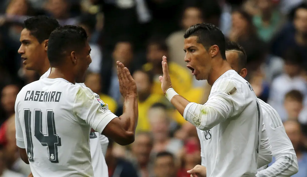 Pemain Real Madrid Cristiano Ronaldo (kanan) merayakan gol bersama rekannya pada lanjutan La Liga Spanyol di Stadion Santiago Bernabeu, Madrid,  Sabtu (31/10/2015). Madrid menang 3-1.  (REUTERS/Andrea Comas)