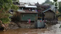 Aktivitas warga di bantaran Sungai Ciliwung, Jakarta, Senin (5/10/2020). Pemprov DKI mencatat kenaikan angka kemiskinan Jakarta sebesar 1,11 persen menjadi 4,53 persen pada bulan September 2020 karena terdampak pandemi COVID-19. (Liputan6.com/Immanuel Antonius)