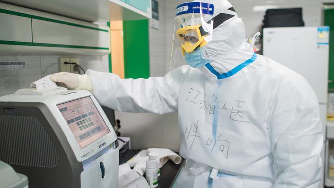 Li Xiang, petugas medis dari Provinsi Jiangsu, memeriksa hasil pengujian di sebuah bangsal ICU Rumah Sakit Pertama Kota Wuhan di Wuhan, 22 Februari 2020.  (Xinhua/Xiao Yijiu)