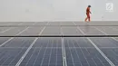 Teknisi melakukan perawatan panel PLTS di Pusat Dakwah Muhammadiyah, Jakarta, Selasa (6/8/2019). PT PLN menargetkan pengembangan lebih dari 1.000 megawatt PLTS atap yang terdiri dari inisiasi swasta dan PLN sendiri sesuai RUPTL dengan potensi tiga gigawatt untuk PLTS. (merdeka.com/Iqbal S. Nugroho)