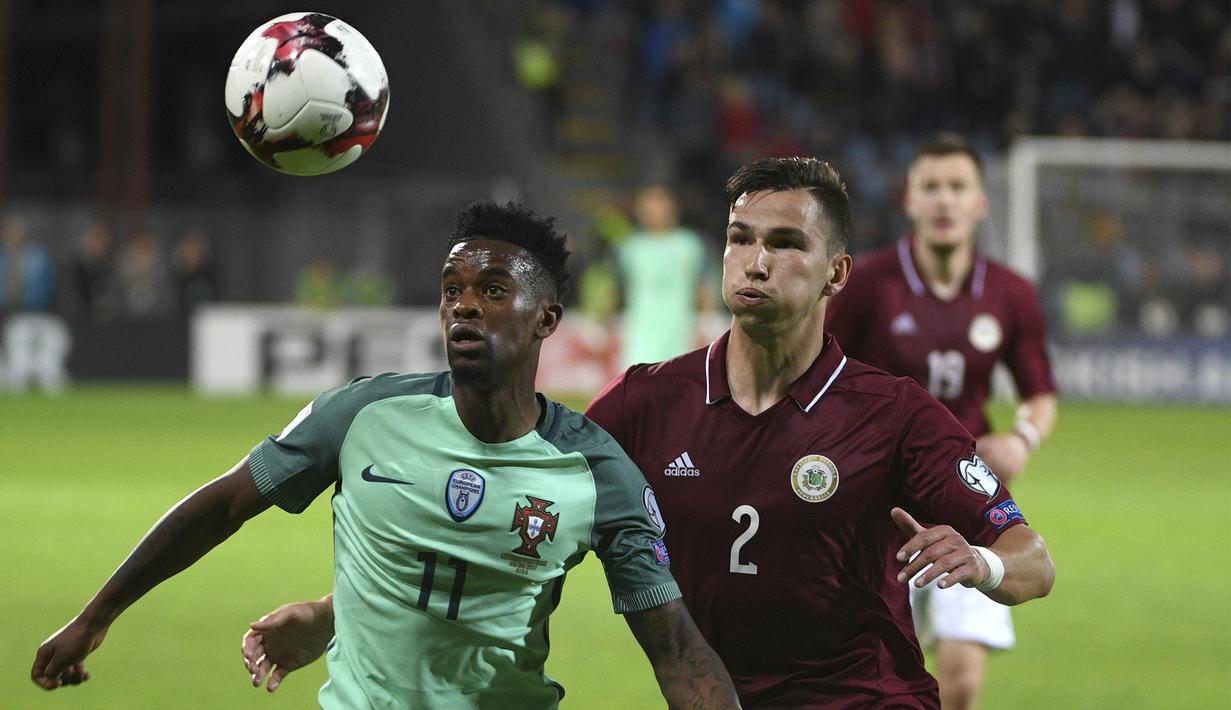 Gelandang Portugal, Nelson Semedo, berebut bola dengan gelandang Latvia, Vitalijs Maksimenko, pada laga kualifikasi Piala Dunia 2018 di Stadion Skonto, Riga, Jumat (9/6/2017). Latvia kalah 0-3 dari Portugal. (AP/Roman Koksarov)