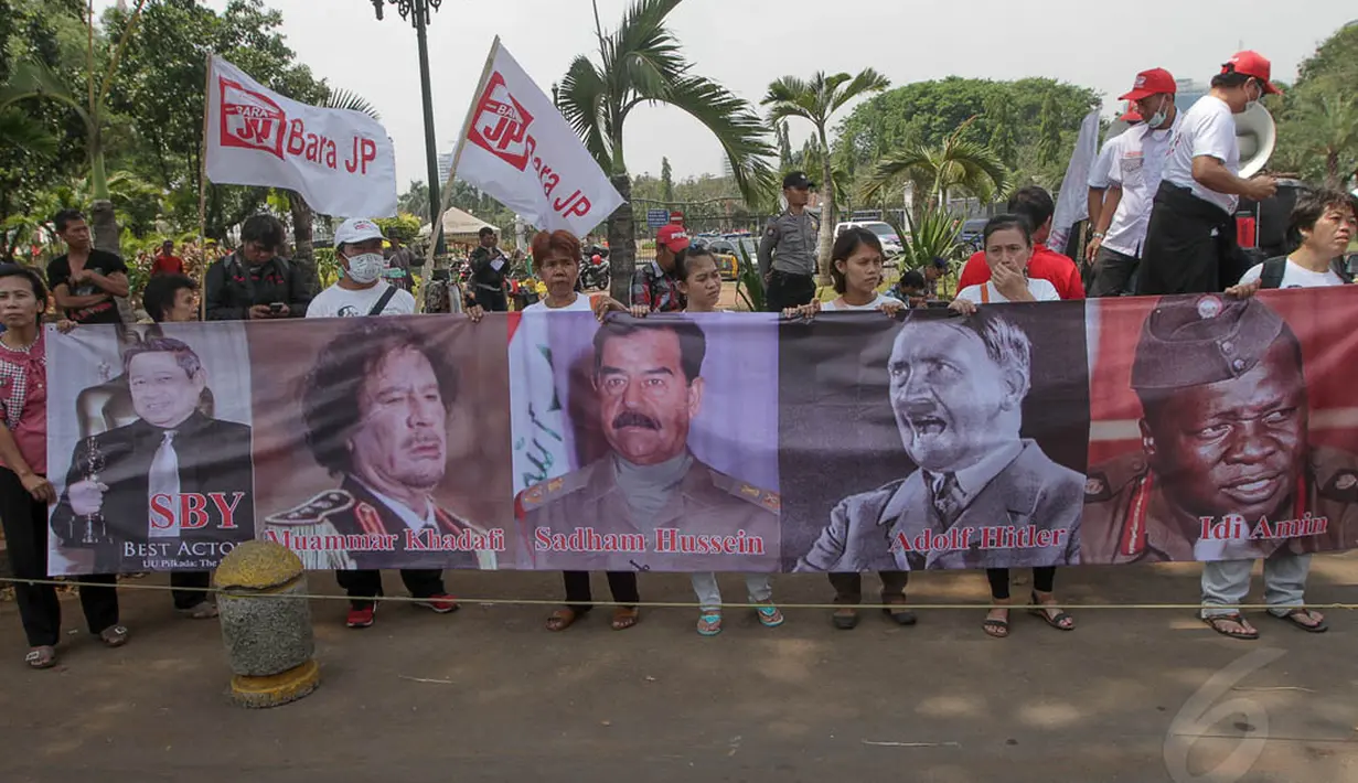 Ada pula spanduk, "SBY best actor" yang berdampingan dengan Moammar Khadafy, Saddam Hussein, dan Adolf Hitler, Jakarta, (30/9/14). (Liputan6.com/Faizal Fanani)