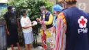Komunitas Badut Tangerang  Raya (Batara) membagikan paket masker dan sabun cuci tangan gratis kepada warga di Larangan Selatan, Tangerang, Kamis (16/4/2020). PMI Kota Tangerang bersama Batara membagikan masker dan sabun cuci tangan untuk mencegah penyebaran COVID-19. (Liputan6.com/Angga Yuniar)
