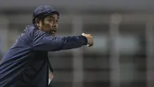 Pelatih Persela Lamongan, Nil Maizar, memberikan instruksi saat melawan Tira Persikabo pada laga Liga 1 di Stadion Pakansari, Bogor, Senin (16/12). Kedua klub bermain imbang 1-1. (Bola.com/Vitalis Yogi Trisna)
