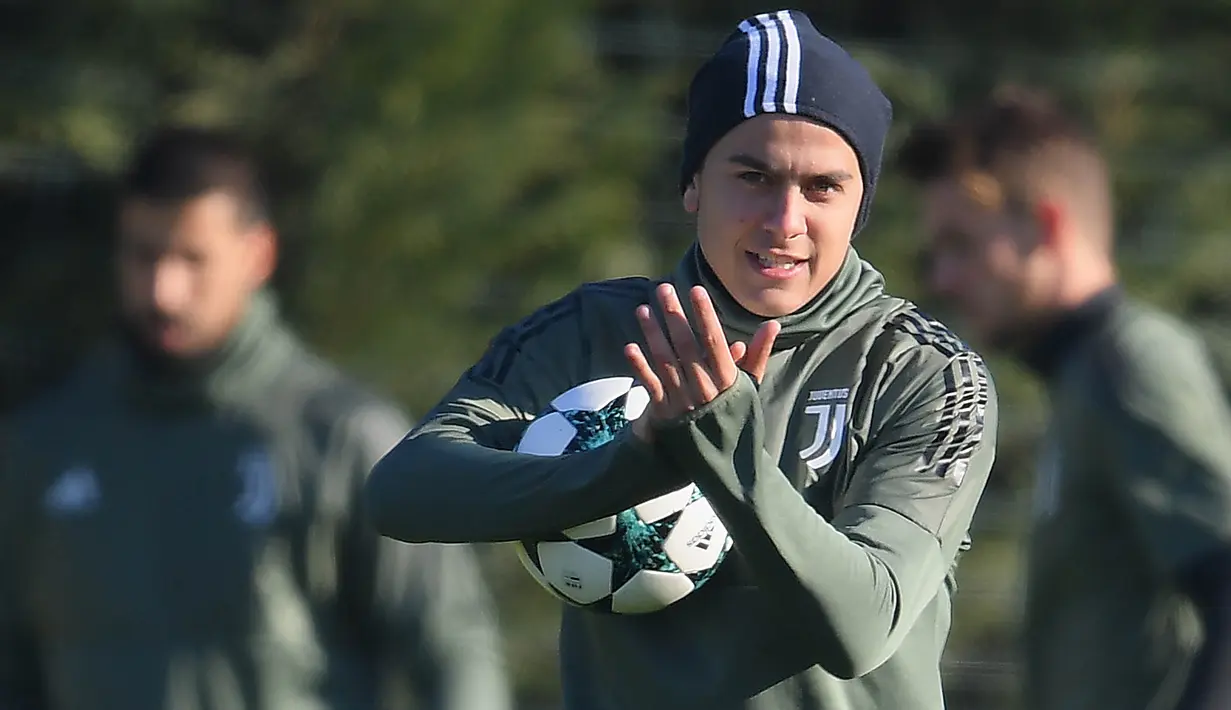 Striker Juventus, Paulo Dybala, Saat mengikuti sesi latihan jelang laga Liga Champions di Training Center Juventus, Minggu (3/12/2017). Juventus akan berhadapan melawan Olympiakos. (AFP/Marco Bertorello)