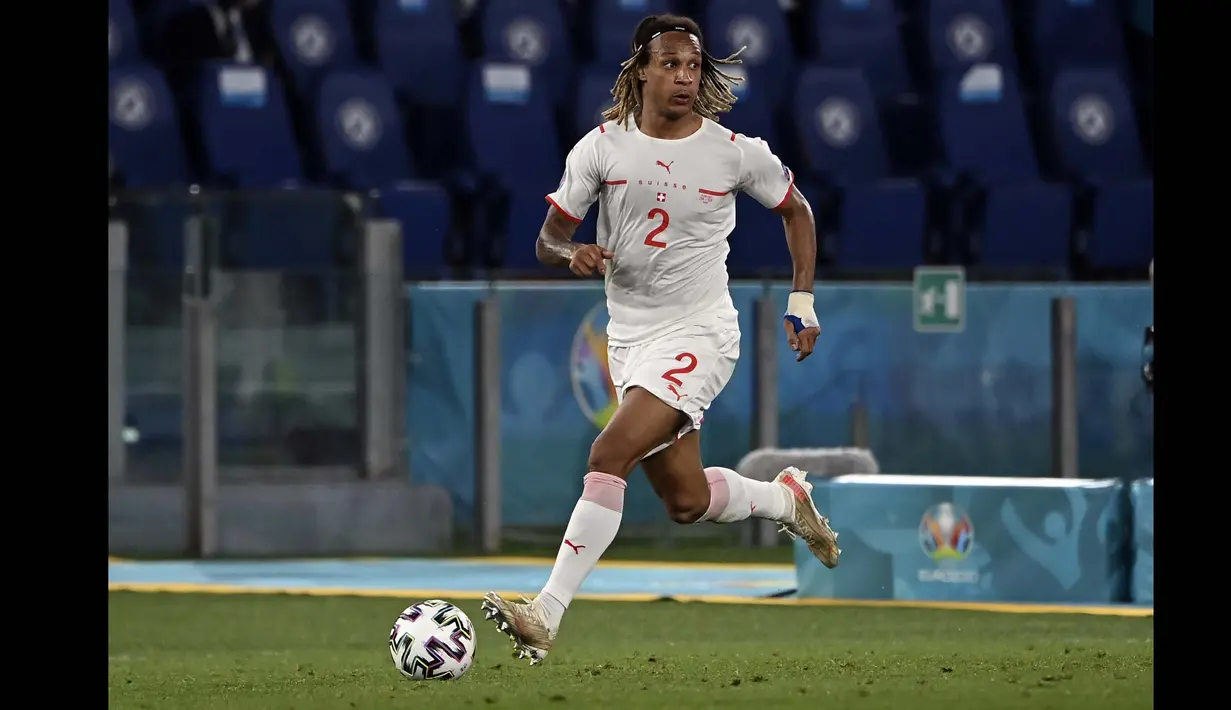 Kevin Mbabu. Mbabu (Babu) yang merupakan kata kasar dari Asisten Rumah Tangga atau pembantu. Kevin Mbabu dipercaya oleh pelatih Vladimir Petkovic dalam barisan pertahanan Timnas Swiss. (Foto: AP/Pool/Andreas Solaro)