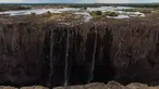 Pemandangan air terjun Victoria, salah satu air terjun terbesar di dunia, di Zimbabwe pada 10 Desember 2019. Musim kemarau yang terjadi membuat air terjun yang masuk dalam Situs Warisan Dunia UNESCO ini mengalami kekeringan terparah selama beberapa dekade lalu. (ZINYANGE AUNTONY/AFP)