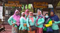 Aksi berbagi ibu-ibu komunitas Katupa Dumai lewat Halte Sedekah. (Sumber: Liputan6.com/Loudia Mahartika)