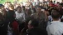 Gubernur DKI Jakarta non aktif tersebut menunjukkan Kartu Indonesia Pintar dan Kartu Indonesia Sehat saat berdialog di Kampung Nelayan Indah, Medan, Selasa (10/6/14). (Liputan6.com/Herman Zakharia)
