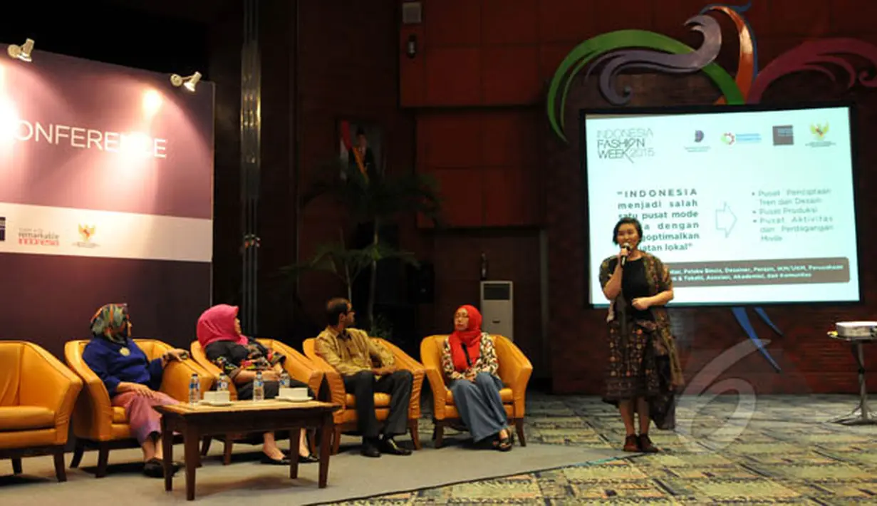 Dina Midiani selaku direktur IFW memberikan keterangan pers jelang Indonesia Fashion Week 2015 di Gedung Sapta Pesona, Jakarta, Selasa (17/2). (Liputan6.com/Panji Diksana)
