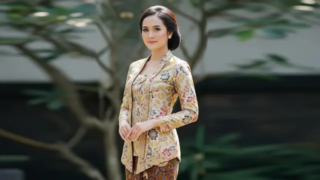 Ide Aksesoris Sepatu untuk Atasan Brokat dan Bawahan Batik (Image by Gemini AI)