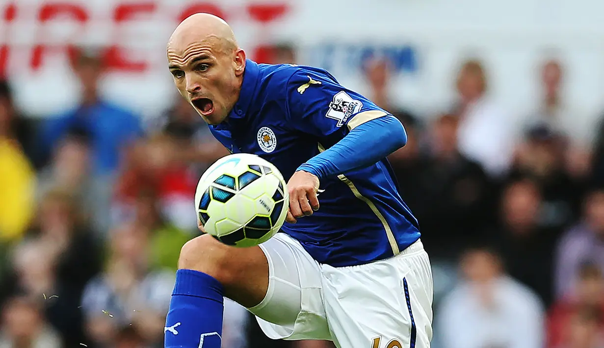 Esteban Cambiasso. Gelandang bertahan Argentina ini direkrut Leicester City dari Inter Milan pada awal musim 2014/2015 saat promosi ke Premier League. Ia saat itu berusia 34 tahun dan 10 hari. Hanya bertahan 1 musim, ia tampil 31 kali dengan torehan 5 gol dan 1 assist. (AFP/Ian MacNicol)