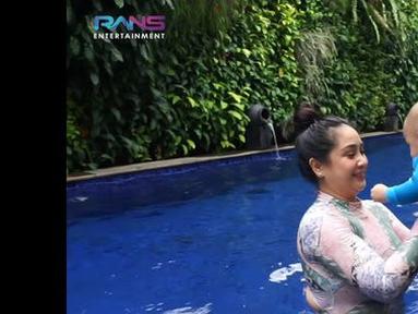 Nagita Slavina juga ikut menemani Cipung belajar berenang dong.(Youtube.com/Rans Entertainment)