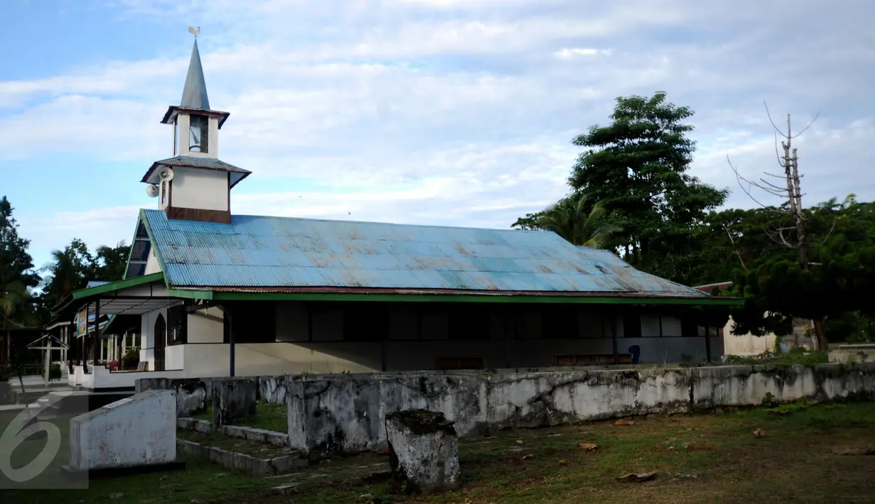 : Gereja Lahai Roi masih berdiri tegak di Pulau Mansinam, Manokwari, Papua Barat, Senin (15/8). Gereja Lahai Roi ini menjadi saksi sejarah berkembangnya ajaran Injil dan telah berusia 50 tahun. (Liputan6.com/HelmiFithriansyah)