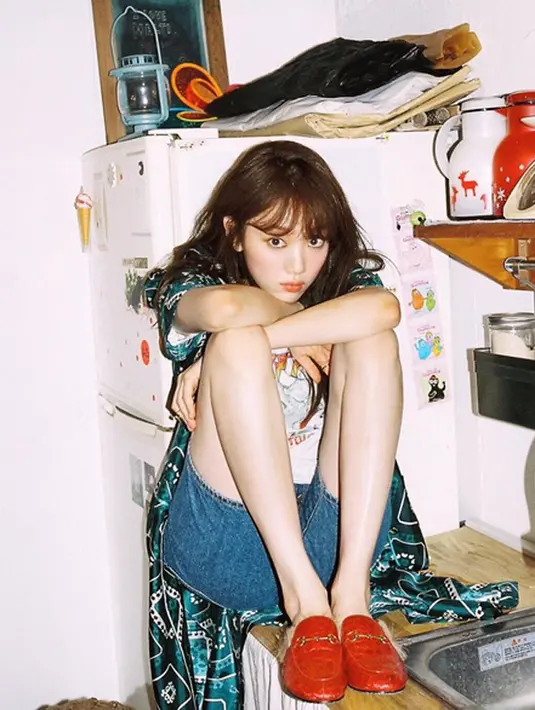 Hadir di jumpa pers kali itu Lee Sung Kyung dengan mesra menggandeng lawan mainnya, Nam Joo Hyuk. Keduanya tampak serasi dan memiliki chemistry yang kuat. (Instagram/heybiblee)