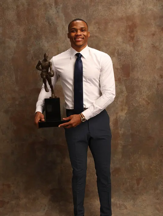 Pebasket Oklahoma City Thunder, Russell Westbrook, berhasil meraih penghargaan Most Valuable Player (MVP) pada NBA Awards 2017 di Basketball City, New York, Senin (26/6/2017). (NBAE via Getty Images/Michael J LeBrecht II)