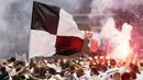 <p>Ribuan suporter Eintracht Frankfurt tumpah ruah ke lapangan usai tim kesayangannya berhasil menaklukkan West Ham United. Mereka tampak menikmati keberhasilan Die Adler lolos ke final Liga Europa.</p>